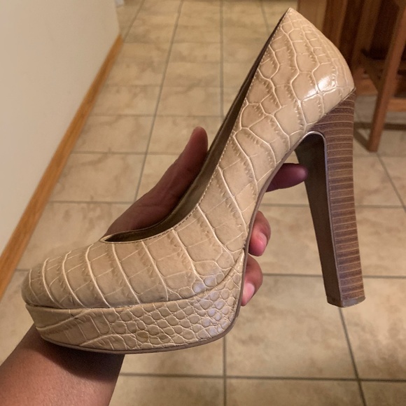 BCBGeneration tan "Jodie" Womens size 8 - Picture 7 of 7